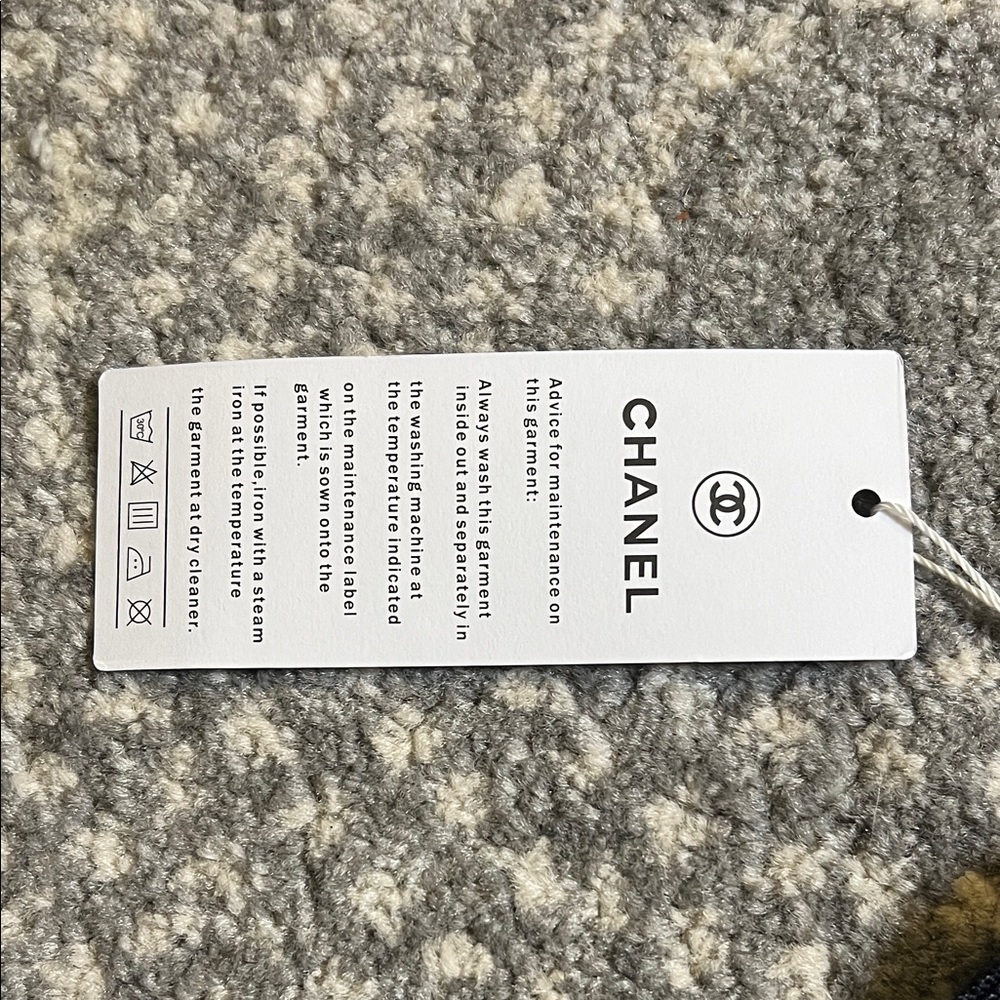 CHANEL GWP Black and Cream Graphic Tote - Picture 4 of 6